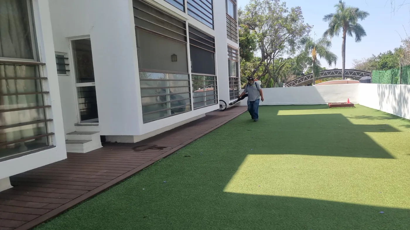 Técnico de Draco realizando fumigación profesional en área exterior