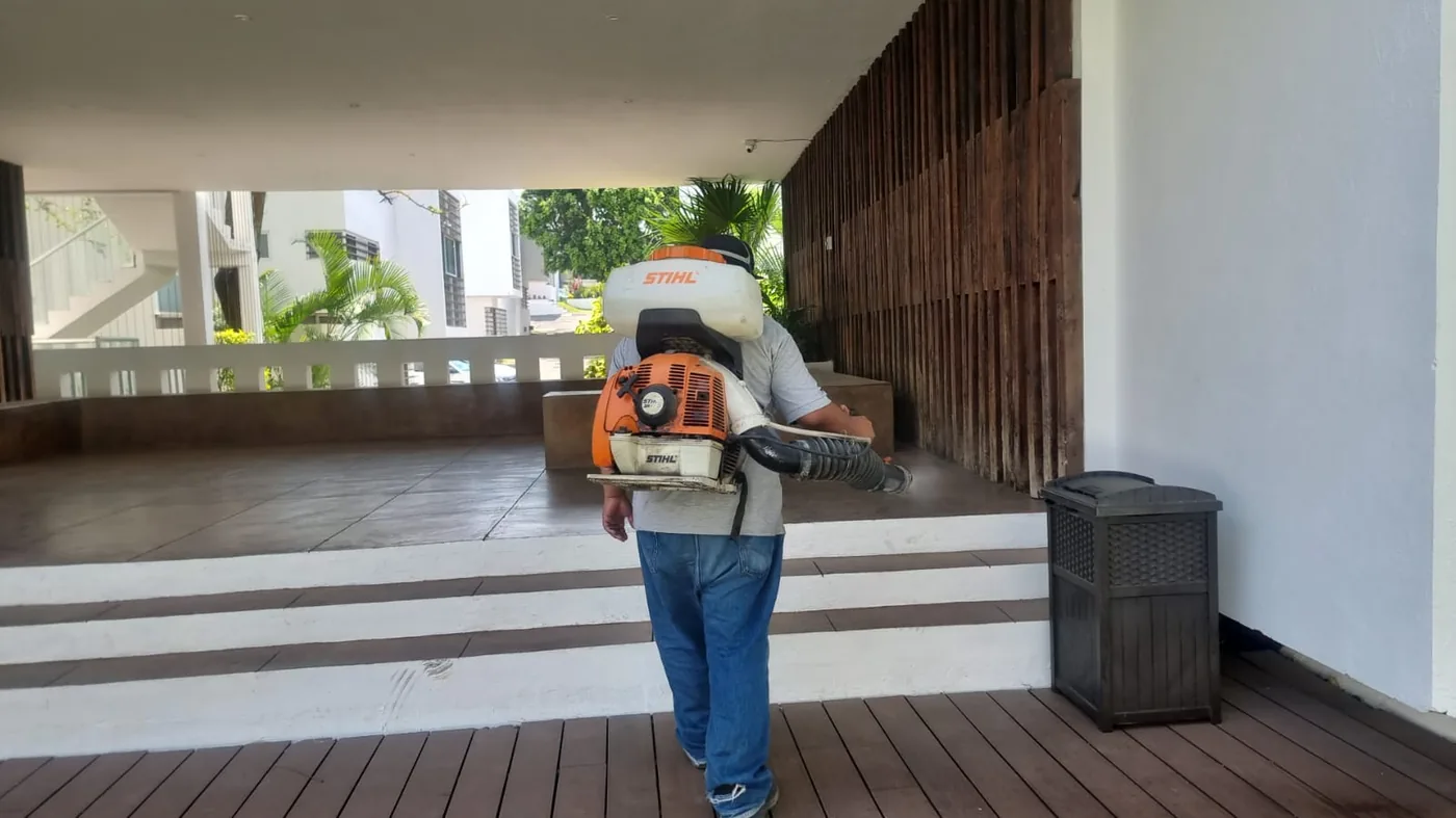 Equipo de fumigación en área común