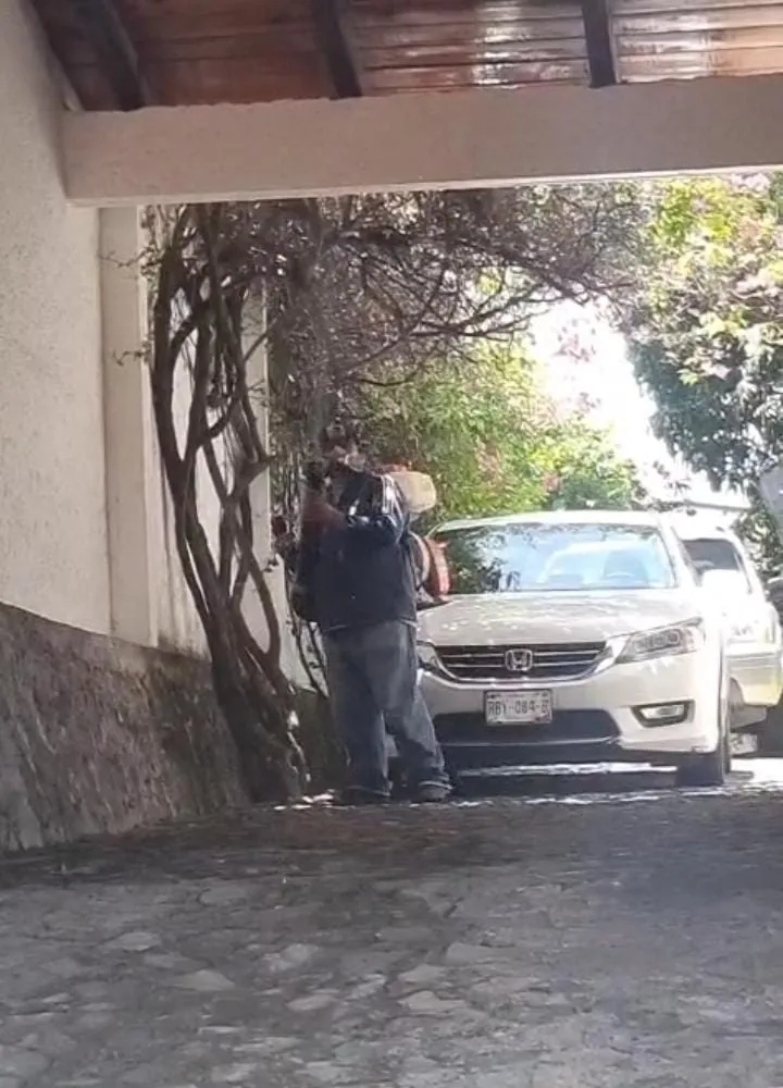 Técnico fumigando acceso exterior